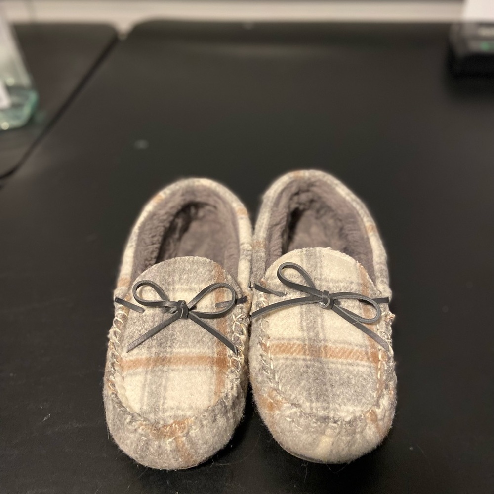 Women’s LAMO slippers size 9